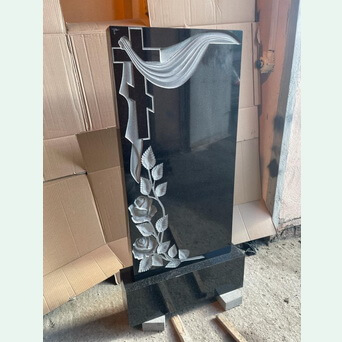 Памятник прямоугольный вертикальный резной с изображением креста с драпировкой и розами